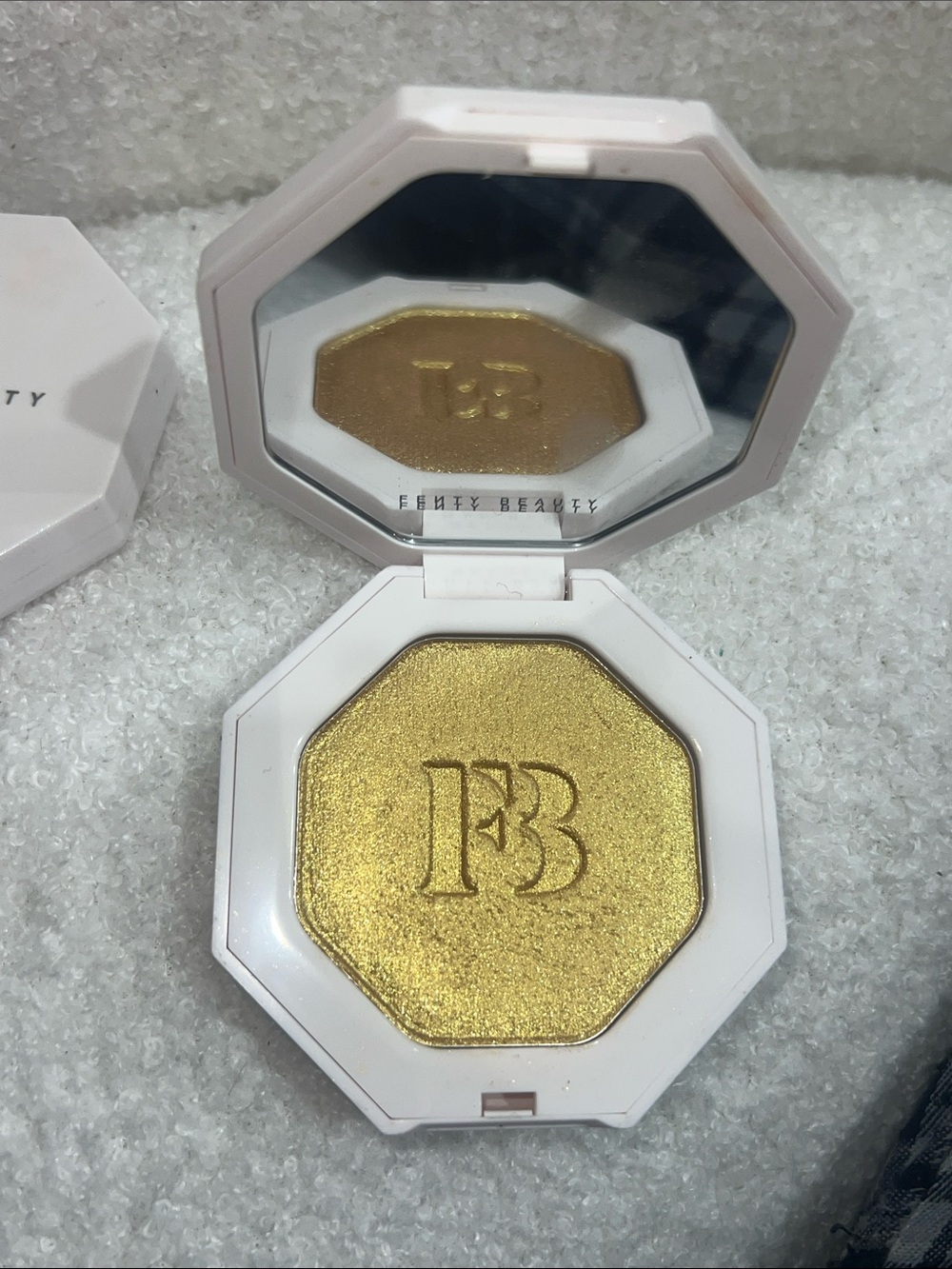Fenty Beauty Killawatt Freestyle Highlighter — Trophy Wife (White/Gold)